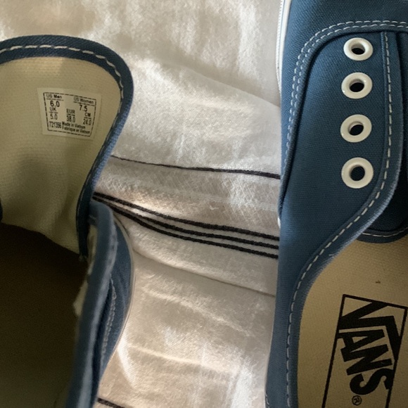 Never worn vans - Picture 3 of 3